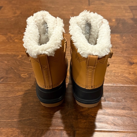 Cat and Jack Snow Boots - size 9 - Picture 3 of 3
